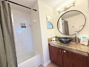 Sèche-cheveux, serviettes fournies, savon, papier toilette