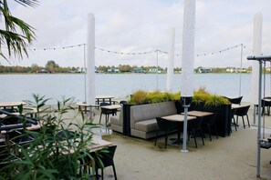 Outdoor dining - Nice cozy cozy cottage on edge of dirt road and view over meadow. (Zuidwolde)
