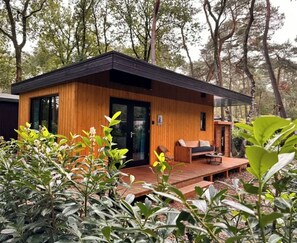Terrace/patio - Nice cozy cozy cottage on edge of dirt road and view over meadow. (Zuidwolde)
