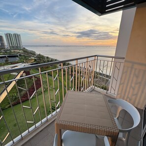 Outdoor dining - Panoramic Landscape and Seaview, 2BR, Near Airport, Beside the Bay - 25 (Paranaque)
