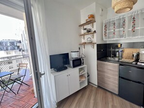 Refrigerador, microondas, cafetera/tetera