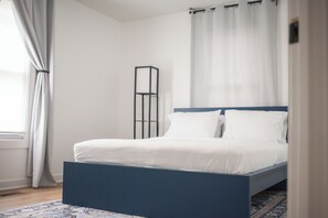 2 quartos, escrivaninha, ferros/tábuas de passar roupa