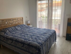 3 bedrooms, WiFi - House 50 metres from Riells beach, sleeps 6, 3 bedrooms, 2 bathrooms (L'Escala)