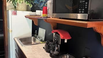 Kühlschrank, Mikrowelle, Herdplatte, Wasserkocher mit Kaffee-/Teezubehör