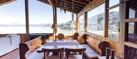 Maison, patio, vue lac | Salle Ă manger