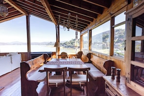 Rumah, patio, pemandangan danau | Ruang makan