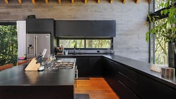 Rumah Mewah, pemandangan gunung | Dapur pribadi | Lemari es besar, oven, kompor, dan mesin pencuci piring