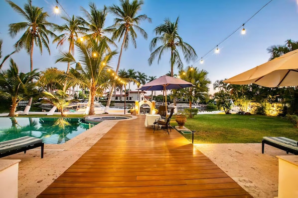 Outdoor pool, a heated pool