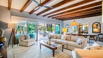 Smart TV, mesa de ping pong, libros, biblioteca de música