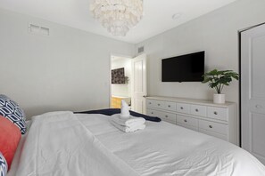 2 habitaciones, tabla de planchar con plancha y cuna de viaje 