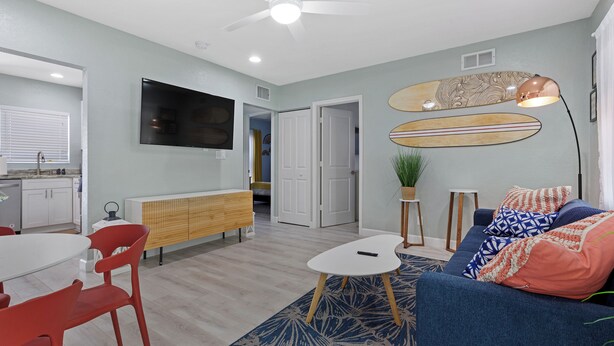 Living area - Near Beach/Downtown. Private Backyard. Pack n Play (Delray Beach)