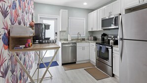 Private kitchen - Near Beach/Downtown. Private Backyard. Pack n Play (Delray Beach)