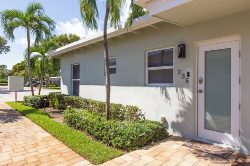 Near Beach/Downtown. Private Backyard. Pack n Play