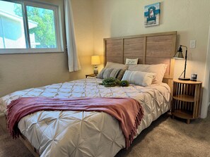 4 habitaciones, escritorio y tabla de planchar con plancha 