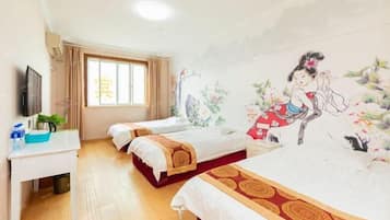 Quarto de hotel com duas camas, uma escrivaninha, televisão e janela com cortinas.