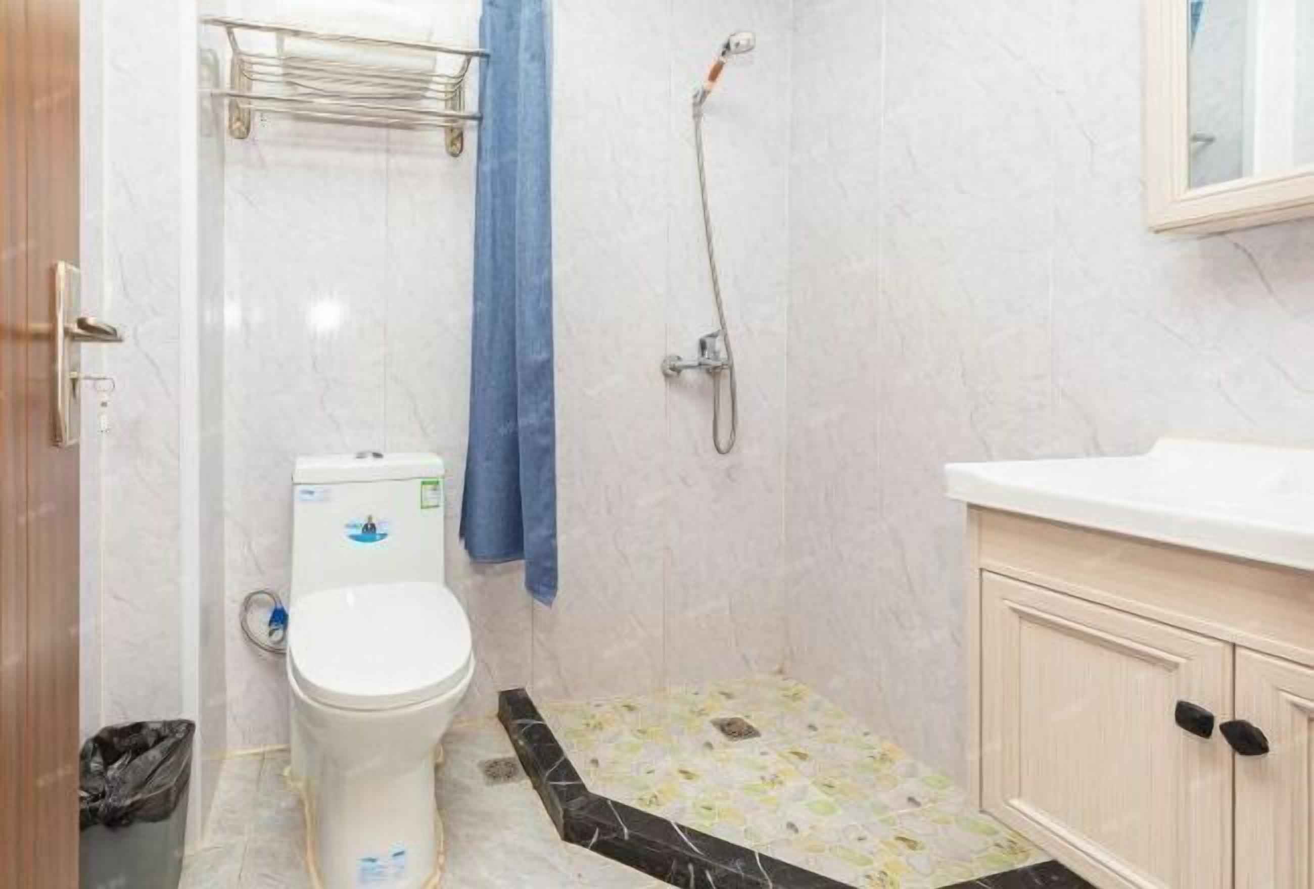 Un baño con inodoro, ducha y lavamanos.