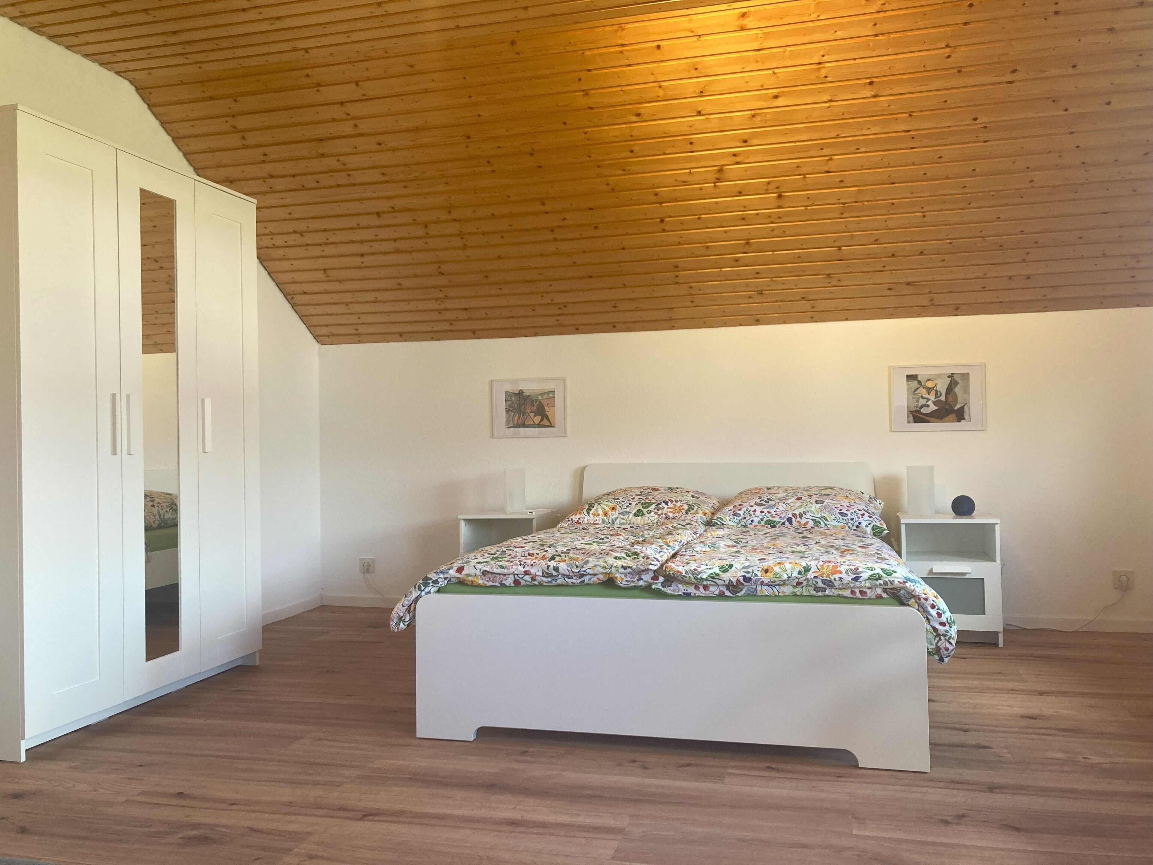 2 bedrooms, travel cot, WiFi, bed sheets