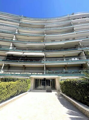 Apartment | Exterior - Modern Apartment - 3br- 6P - Palm Beah (Cannes)