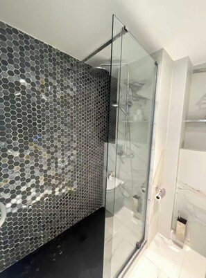 Apartment | Badezimmer | Badewanne, Handtücher, Shampoo, Toilettenpapier