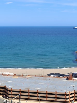 On the beach - E1 Spacious Studios, Fantastic Sea, Beach, Sunrise and Sunset View, HIgh Floor (Gibraltar)