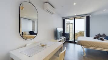 1 quarto, cofres nos quartos, escrivaninha