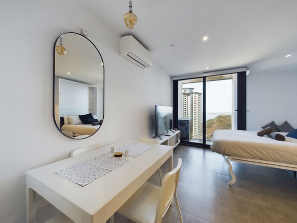 1 bedroom, in-room safe, desk, iron/ironing board - E1 Spacious Studios, Fantastic Sea, Beach, Sunrise and Sunset View, HIgh Floor (Gibraltar)