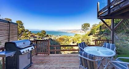 Small Home with Ocean View walk to Restaurants, Brewery, Shops, Beach