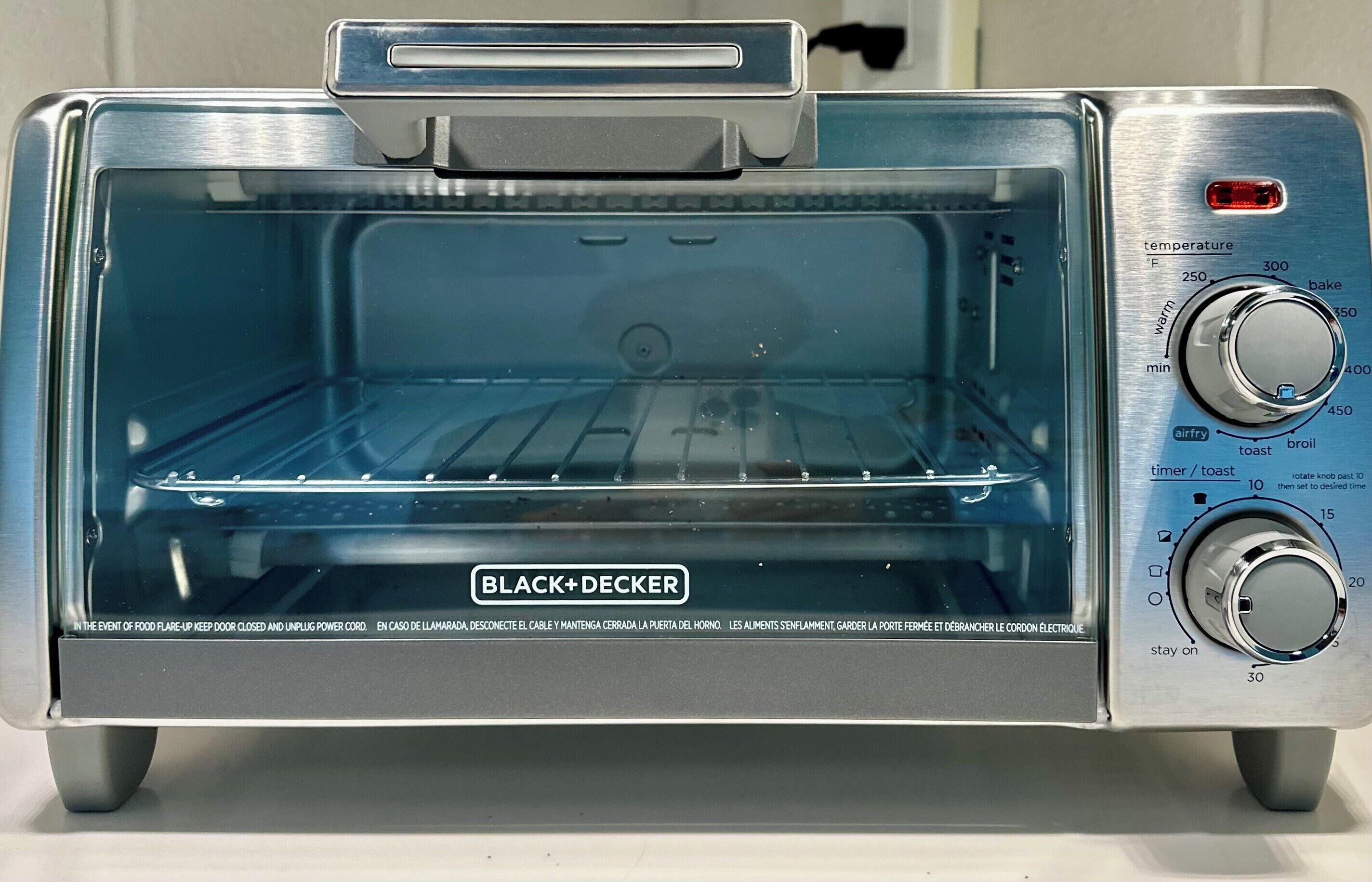 BLACK+DECKER-merkkinen leivänpaahdin, jossa on digitaalinen lämpötilansäätö, ajastin ja toiminto, joka pitää laitteen päällä valitun ajan.