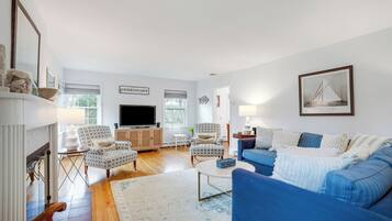 Smart TV, fireplace, stereo