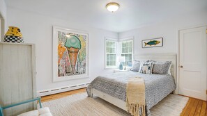 3 bedrooms, iron/ironing board, internet, bed sheets