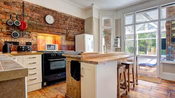 Fridge, oven, dishwasher, toaster