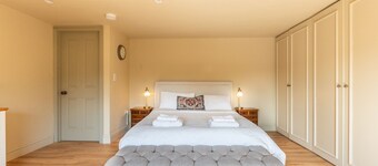 Luxury 5-Bed Home w/ Cinema, Games Room & Garden  - Pass the Keys