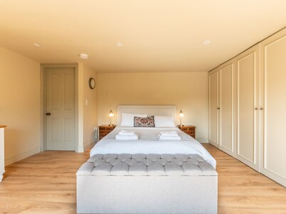 Luxury 5-Bed Home w/ Cinema, Games Room & Garden  - Pass the Keys