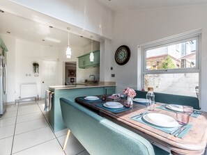 Geladeira, micro-ondas, fogão, lava-louças