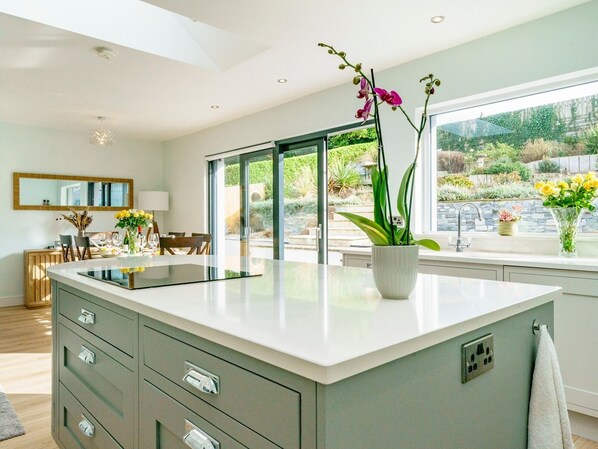 Een koelkast, een magnetron, een oven, een vaatwasser