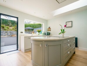 Fridge, microwave, oven, dishwasher - Impeccable One-of-A-Kind Home | Incredible Views | Pass the Keys (Belfast)
