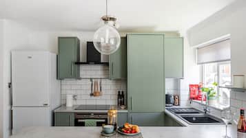 Fridge, microwave, oven, coffee/tea maker