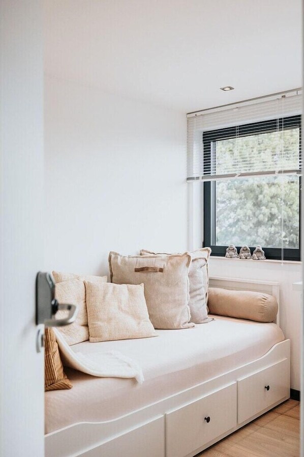 1 bedroom, iron/ironing board, Internet
