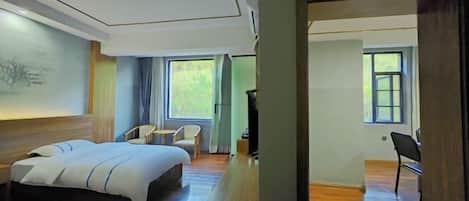 Una habitación de hotel moderna con una cama grande, un escritorio y un televisor.