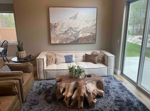Smart TV y chimenea 