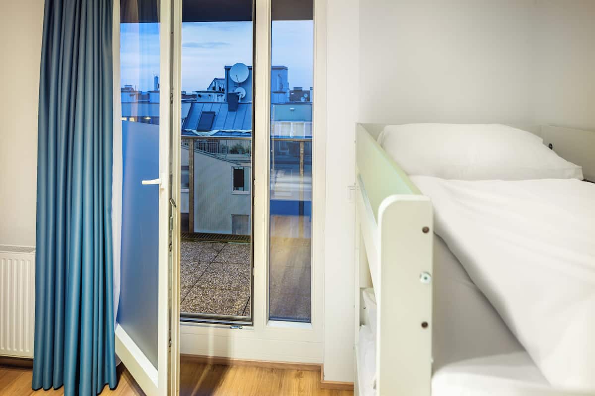 5 Rooms XXL with Balcony & A/C | 4 bedrooms, in-room safe, desk, laptop workspace