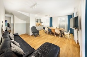 5 Rooms XXL with Balcony & A/C | In-room dining