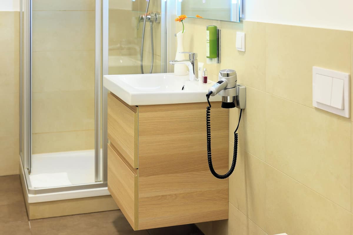 Apartment, 1 Schlafzimmer, Nichtraucher, Stadtblick | Badezimmer | Umweltfreundliche Kosmetikartikel, Haartrockner, Handtücher, Seife