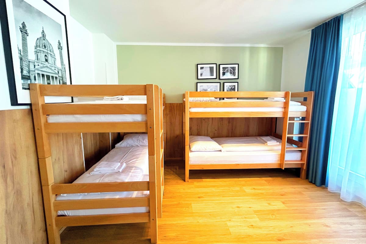 Apartment, 1 Schlafzimmer, Balkon, Stadtblick | 4 Schlafzimmer, Zimmersafe, Schreibtisch, laptopgeeigneter Arbeitsplatz