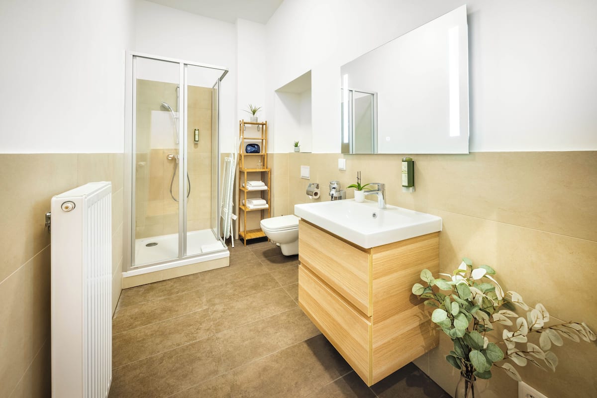 Apartment, 1 Schlafzimmer, Balkon, Stadtblick | Badezimmer | Umweltfreundliche Kosmetikartikel, Haartrockner, Handtücher, Seife