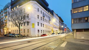A multi-story building with a white facade, multiple windows, and balconies. - Jimmys Apartments XXL (Vienna)