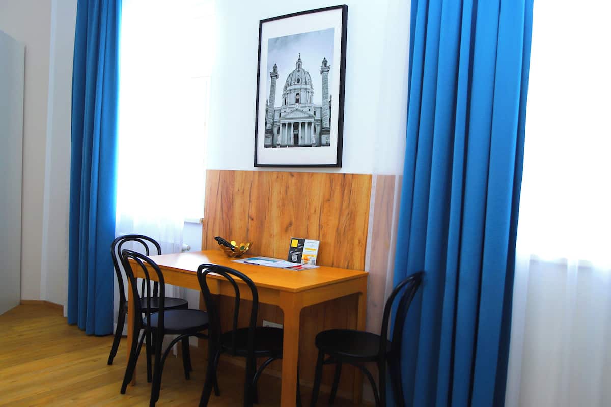 Apartment, 1 Schlafzimmer, Nichtraucher, Stadtblick | 4 Schlafzimmer, Zimmersafe, Schreibtisch, laptopgeeigneter Arbeitsplatz