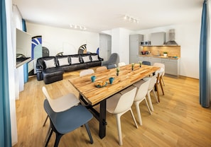 5 Rooms XXL with Balcony & A/C | Living room
