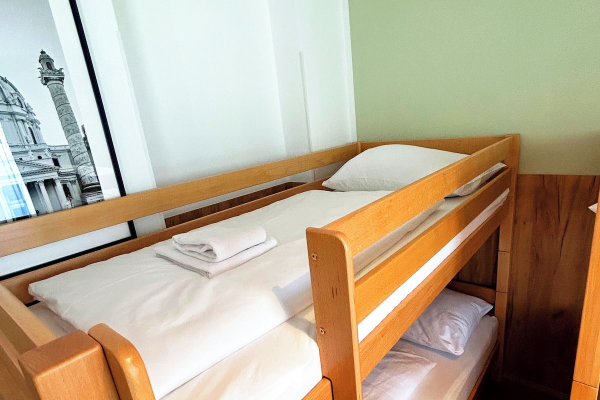 Apartment, 1 Schlafzimmer, Balkon, Stadtblick | 4 Schlafzimmer, Zimmersafe, Schreibtisch, laptopgeeigneter Arbeitsplatz