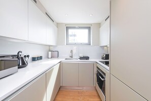 Full-sized fridge, microwave, oven, stovetop